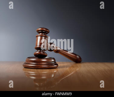 Mahagoni Holz Hammer auf glänzende Holztisch. Stockfoto