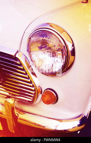Oldtimer Scheinwerfer weiße Auto, Retro-Stil Stockfoto