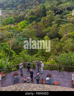 Die Halbinsel OSA, COSTA RICA - Öko-Touristen Wildbeobachtung vom Deck im Regenwald. Stockfoto