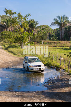 OSA Halbinsel, COSTA RICA - Furten Auto Stream über unbefestigte Straße. Stockfoto