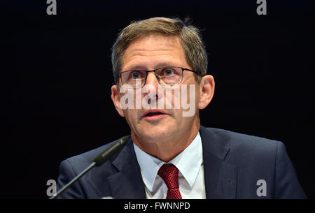 Weimar, Deutschland. 6. April 2016. Michael Kaschke, Vorsitzender des Aufsichtsrats, bei der Generalversammlung der Carl Zeiss Meditec in Weimar, Deutschland, 6. April 2016. Die Aktionäre entscheiden über die Besetzung des Aufsichtsrats sowie die Bonuszahlung. Foto: MARTIN SCHUTT/Dpa/Alamy Live News Stockfoto