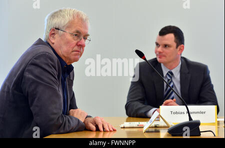 Weimar, Deutschland. 6. April 2016. Frank Schwerdt (l-R) und Tobias Kammler der NPD Partei an das konstitutionelle Gericht von Thüringen in Weimar, Deutschland, 6. April 2016. Die Gericht Debatten über die Farbe der rechtsextremen Partei NPD gegen Ministerpräsident von Thüringen. Foto: MARTIN SCHUTT/Dpa/Alamy Live News Stockfoto