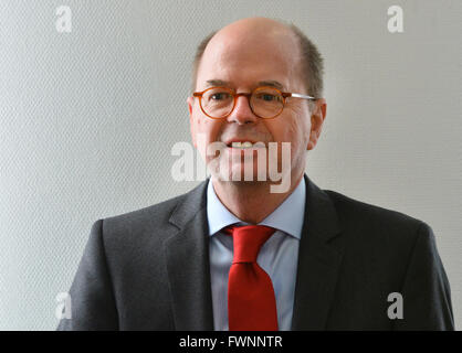 Weimar, Deutschland. 6. April 2016. Günter Kolodziej, Sprecher der Regierung von Thüringen an das konstitutionelle Gericht von Thüringen in Weimar, Deutschland, 6. April 2016. Die Gericht Debatten über die Farbe der rechtsextremen Partei NPD gegen Ministerpräsident von Thüringen. Foto: MARTIN SCHUTT/Dpa/Alamy Live News Stockfoto