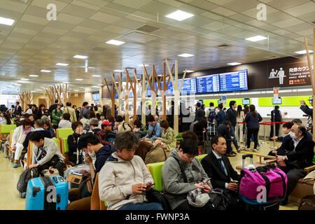 Tokio, Japan. 6. April 2016. Passagiere warten am neuen Busterminal Shinjuku Schnellstraße am 6. April 2016, Tokio, Japan. Das neue Bus-Terminal ist der geschäftigste Hub in Japan mit 118 Busunternehmen 40.000 Personenbeförderung 39 verschiedenen Präfekturen mit ca. 1.625 Fernverkehr Ankünften und Abfahrten pro Tag. Die Busklemme Shinjuku Expressway, auch genannt Busta Shinjuku, am 4. April der Öffentlichkeit zugänglich und bietet verschiedene Dienstleistungen für in- und ausländische Touristen in Japanisch, Englisch, Chinesisch und Koreanisch. Bildnachweis: Rodrigo Reyes Marin/AFLO/Alamy Live-Nachrichten Stockfoto