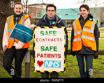 Royal Hospital, Gloucester, Großbritannien. 6. April 2016. Ärzte in der Ausbildung zum Jahresbeginn ihren 48-stündigen Streik außerhalb Gloucesteshire Royal Hospital.The Streit dauert bis Mitternacht am 7. April 2016. Bildnachweis: Charlie Bryan/Alamy Live News Stockfoto