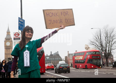 London, UK. 6. April 2016. Junior-Ärzte aus St. Thomas' Hospital in London nehmen Teil in einer vierten Ausstand Schiedsgerichtverfahren Vertrag mit der Regierung am 6. April 2016. Bildnachweis: Chris Dorney/Alamy Live-Nachrichten Stockfoto