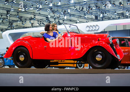 Essen, Deutschland. 6. April 2016. Isabel (vorne) und Janina posiert in einer Skoda Popular von 1935 auf der Techno Classica Messe für Oldtimer Autos in Essen, Deutschland, 6. April 2016. Die Weltmesse für Oldtimer und Veteranen erfolgt ab dem 6. April bis 10 April. Foto: ROLF VENNENBERND/Dpa/Alamy Live News Stockfoto