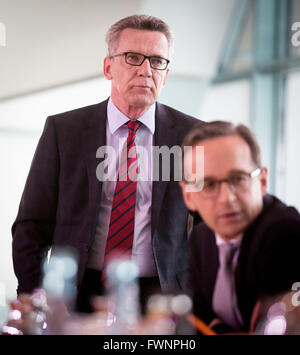 Berlin, Deutschland. 6. April 2016. Deutschen Innenminister Thomas de Maiziere (L) und deutsche Justizminister Heiko Maas besuchen eine Kabinettssitzung im Bundeskanzleramt in Berlin, Deutschland, 6. April 2016. Foto: KAY NIETFELD/Dpa/Alamy Live News Stockfoto