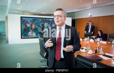 Berlin, Deutschland. 6. April 2016. Deutschen Innenminister Thomas de Maizière besucht eine Kabinettssitzung im Bundeskanzleramt in Berlin, Deutschland, 6. April 2016. Foto: KAY NIETFELD/Dpa/Alamy Live News Stockfoto