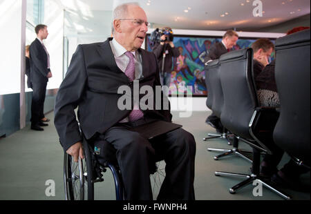 Berlin, Deutschland. 6. April 2016. Deutscher Finanzminister Wolfgang Schaeuble besucht eine Kabinettssitzung im Bundeskanzleramt in Berlin, Deutschland, 6. April 2016. Foto: KAY NIETFELD/Dpa/Alamy Live News Stockfoto