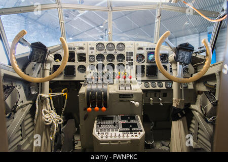 Hamburg, Deutschland. 6. April 2016. Das Cockpit des Junker Ju 52 in einer Halle auf dem Gelände der Lufthansa Technik in Hamburg, Deutschland, 6. April 2016. Das Flugzeug ist derzeit inspiziert, um bereit für die Sommermonate zu sein. Das Flugzeug, genannt "Tante Ju" ("Tante Ju") der Lufthansa Berlin-Stiftung wird heute 80. Die Grande Dame des Luftverkehrs wurde 1936 in Dessau gebaut und ist eines der ältesten noch aktiven Passagier Flugzeuge. Kulturbehörde Hamburg erklärte die Junkers Ju sogar ein "mobiles Denkmal". Foto: LUKAS SCHULZ/Dpa/Alamy Live News Stockfoto