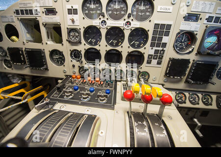 Hamburg, Deutschland. 6. April 2016. Das Cockpit des Junker Ju 52 in einer Halle auf dem Gelände der Lufthansa Technik in Hamburg, Deutschland, 6. April 2016. Das Flugzeug ist derzeit inspiziert, um bereit für die Sommermonate zu sein. Das Flugzeug, genannt "Tante Ju" ("Tante Ju") der Lufthansa Berlin-Stiftung wird heute 80. Die Grande Dame des Luftverkehrs wurde 1936 in Dessau gebaut und ist eines der ältesten noch aktiven Passagier Flugzeuge. Kulturbehörde Hamburg erklärte die Junkers Ju sogar ein "mobiles Denkmal". Foto: LUKAS SCHULZ/Dpa/Alamy Live News Stockfoto