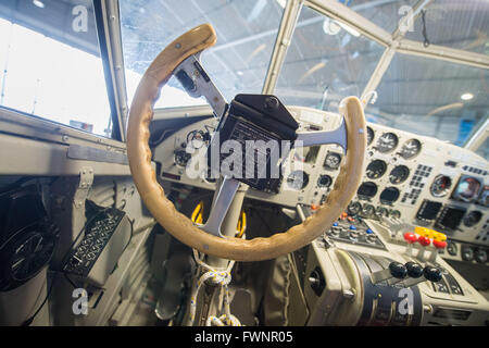 Hamburg, Deutschland. 6. April 2016. Das Cockpit des Junker Ju 52 in einer Halle auf dem Gelände der Lufthansa Technik in Hamburg, Deutschland, 6. April 2016. Das Flugzeug ist derzeit inspiziert, um bereit für die Sommermonate zu sein. Das Flugzeug, genannt "Tante Ju" ("Tante Ju") der Lufthansa Berlin-Stiftung wird heute 80. Die Grande Dame des Luftverkehrs wurde 1936 in Dessau gebaut und ist eines der ältesten noch aktiven Passagier Flugzeuge. Kulturbehörde Hamburg erklärte die Junkers Ju sogar ein "mobiles Denkmal". Foto: LUKAS SCHULZ/Dpa/Alamy Live News Stockfoto