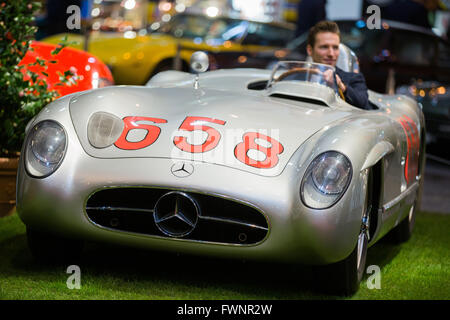 Essen, Deutschland. 6. April 2016. Christian sitzt in der Mercedes-Benz 300 SLR von Fangio bei der 1955 Mille Miglia auf der Techno Classica motor Show in Essen, Deutschland, 6. April 2016 gesteuert. Die classic motor Show findet vom 06. bis 10 April statt. Foto: ROLF VENNENBERND/Dpa/Alamy Live News Stockfoto