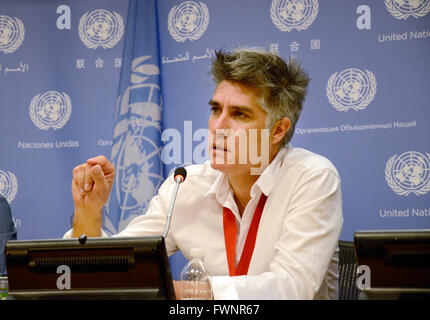 Alejandro Aravena, 2016 Pritzker-Preisträger, spricht während einer Pressekonferenz am Sitz Vereinten Nationen in New York 5. April 2016. Foto: Emoke Bebiak/dpa Stockfoto