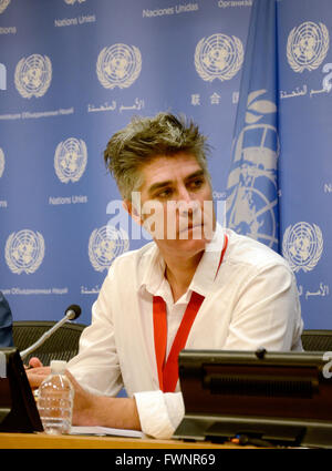 Alejandro Aravena, 2016 Pritzker-Preisträger, spricht während einer Pressekonferenz am Sitz Vereinten Nationen in New York 5. April 2016. Foto: Emoke Bebiak/dpa Stockfoto