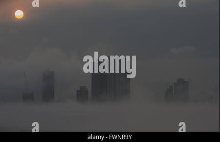 Hong Kong, China. 6. April 2016. Die Stadtlandschaft ist verschlungen in dichtem Nebel in Hongkong, Südchina, 6. April 2016 gesehen. Bildnachweis: Lui Siu Wai/Xinhua/Alamy Live-Nachrichten Stockfoto