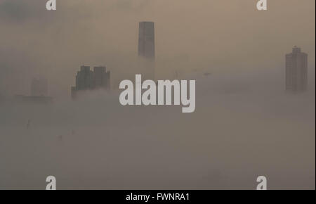 Hong Kong, China. 6. April 2016. Die Stadtlandschaft ist verschlungen in dichtem Nebel in Hongkong, Südchina, 6. April 2016 gesehen. Bildnachweis: Lui Siu Wai/Xinhua/Alamy Live-Nachrichten Stockfoto