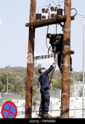 Lesbos, Griechenland. 6. April 2016. Ein Junge illegaler Einwanderer aus Pakistan droht am 6. April 2016 auf eine elektrische Pole in der Registrierung-Lager in Moria auf der Insel Lesbos, Griechenland, Selbstmord. Bildnachweis: Marios Lolos/Xinhua/Alamy Live-Nachrichten Stockfoto