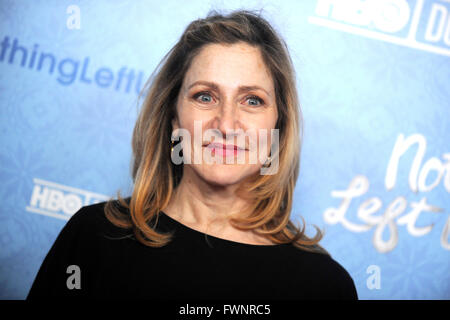 Edie Falco bei der Premiere von der HBO Dokumentarfilm "nichts links ungesagt: Gloria Vanderbilt & Anderson Cooper" Tate Warner Center. New York, 04 April 2016/Picture alliance Stockfoto