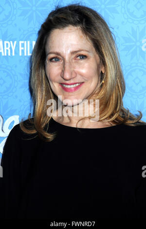 Edie Falco bei der Premiere von der HBO Dokumentarfilm "nichts links ungesagt: Gloria Vanderbilt & Anderson Cooper" Tate Warner Center. New York, 04 April 2016/Picture alliance Stockfoto