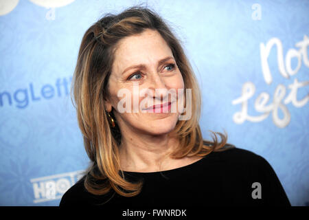 Edie Falco bei der Premiere von der HBO Dokumentarfilm "nichts links ungesagt: Gloria Vanderbilt & Anderson Cooper" Tate Warner Center. New York, 04 April 2016/Picture alliance Stockfoto