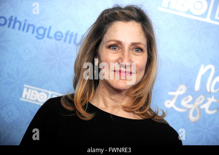 Edie Falco bei der Premiere von der HBO Dokumentarfilm "nichts links ungesagt: Gloria Vanderbilt & Anderson Cooper" Tate Warner Center. New York, 04 April 2016/Picture alliance Stockfoto