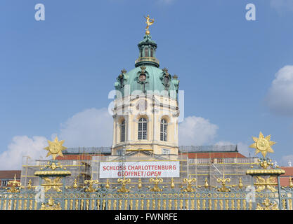 Berlin, Deutschland. 6. April 2016. Ein Banner, der liest "Charlottenburger Schloss öffnen" im Bild auf das Hauptgebäude, das Gerüst am Schloss Charlottenburg in Berlin, Deutschland, 6. April 2016 umgeben ist. Die Bauarbeiten wird voraussichtlich bis 2017 andauern. Foto: PAUL ZINKEN/Dpa/Alamy Live News Stockfoto