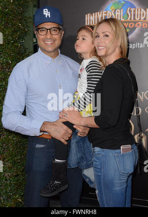 Universal City, CA, USA. 5. April 2016. 5. April 2016 - Universal City, Kalifornien - Jaime Camil. Anreise für Universal Studios '' Wizarding World of Harry Potter Öffnung '' statt in den Universal Studios Hollywood. Bildnachweis: Birdie Thompson/AdMedia Credit: Birdie Thompson/AdMedia/ZUMA Draht/Alamy Live-Nachrichten Stockfoto