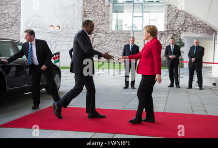 Berlin, Deutschland. 6. April 2016. Bundeskanzlerin Angela Merkel (vorn R-L) erhält Kenias Präsident Uhuru Muigai Kenyatta mit militärischen Ehren vor dem Bundeskanzleramt in Berlin, Deutschland, 6. April 2016. Foto: BERND VON JUTRCZENKA/Dpa/Alamy Live-Nachrichten Stockfoto