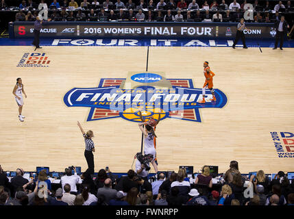 Indianapolis, Indiana, USA. 5. April 2016. Eine allgemeine Ansicht während des NCAA Basketball Spiel Action zwischen den Syracuse Orange und die Connecticut Huskies im Banker Leben Fieldhouse in Indianapolis, Indiana. Connecticut besiegt Syrakus 82-51. John Mersits/CSM/Alamy Live-Nachrichten Stockfoto