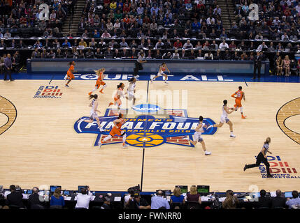 Indianapolis, Indiana, USA. 5. April 2016. Eine allgemeine Ansicht während des NCAA Basketball Spiel Action zwischen den Syracuse Orange und die Connecticut Huskies im Banker Leben Fieldhouse in Indianapolis, Indiana. Connecticut besiegt Syrakus 82-51. John Mersits/CSM/Alamy Live-Nachrichten Stockfoto