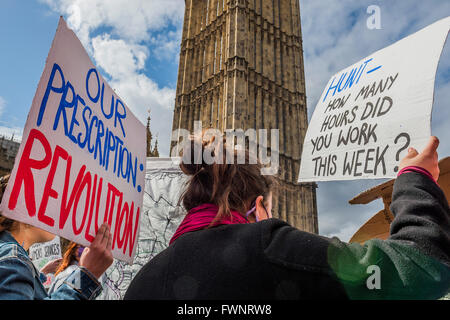 London, UK. 6. April 2016. Krankenschwestern und Ärzte, Marsch auf das Gesundheitsministerium in Whitehall - die Streikposten am St Thomas' Hospital. Junior-Ärzte Phase noch 48 Stunden Streik Klage gegen den neuen Verträgen soll durch den Governemnt und Gesundheit Minister Jeremy Hunt verhängt werden. Bildnachweis: Guy Bell/Alamy Live-Nachrichten Stockfoto