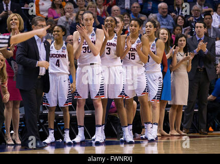 Indianapolis, Indiana, USA. 5. April 2016. Connecticut Bank feiert während der NCAA Basketball Spiel Action zwischen den Syracuse Orange und die Connecticut Huskies im Banker Leben Fieldhouse in Indianapolis, Indiana. Connecticut besiegt Syrakus 82-51. John Mersits/CSM/Alamy Live-Nachrichten Stockfoto