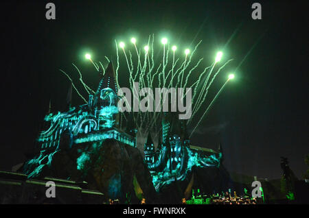 Universal City, CA, USA. 5. April 2016. 5. April 2016 - Universal City, Kalifornien - Atmosphäre. Anreise für Universal Studios '' Wizarding World of Harry Potter Öffnung '' statt in den Universal Studios Hollywood. Bildnachweis: Birdie Thompson/AdMedia Credit: Birdie Thompson/AdMedia/ZUMA Draht/Alamy Live-Nachrichten Stockfoto