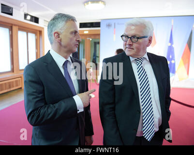 Berlin, Deutschland. 6. April 2016. Deutscher Außenminister Frank-Walter Steinmeier (R) spricht mit seinem Schweizer Amtskollegen Didier Burkhalter im Auswärtigen Amt in Berlin, Deutschland, 6. April 2016. Foto: RAINER JENSEN/Dpa/Alamy Live-Nachrichten Stockfoto