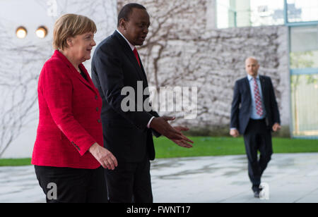 Berlin, Deutschland. 6. April 2016. Bundeskanzlerin Angela Merkel (Front L-R) erhält Kenias Präsident Uhuru Muigai Kenyatta mit militärischen Ehren vor dem Bundeskanzleramt in Berlin, Deutschland, 6. April 2016. Foto: BERND VON JUTRCZENKA/Dpa/Alamy Live-Nachrichten Stockfoto