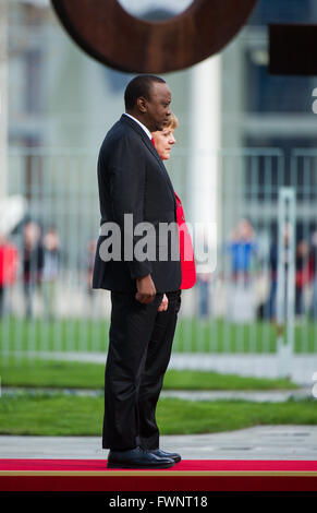 Berlin, Deutschland. 6. April 2016. Bundeskanzlerin Angela Merkel (vorn R-L) erhält Kenias Präsident Uhuru Muigai Kenyatta mit militärischen Ehren vor dem Bundeskanzleramt in Berlin, Deutschland, 6. April 2016. Foto: BERND VON JUTRCZENKA/Dpa/Alamy Live-Nachrichten Stockfoto