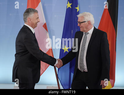 Berlin, Deutschland. 6. April 2016. Deutscher Außenminister Frank-Walter Steinmeier (R) erhält seinem Schweizer Amtskollegen Didier Burkhalter im Auswärtigen Amt in Berlin, Deutschland, 6. April 2016. Foto: RAINER JENSEN/Dpa/Alamy Live-Nachrichten Stockfoto