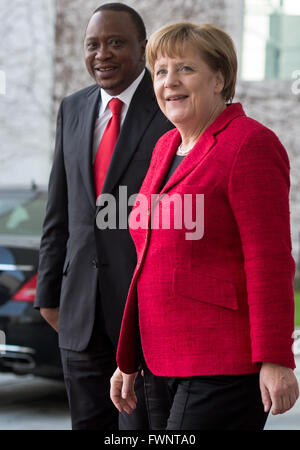 Berlin, Deutschland. 6. April 2016. German chancellor Angela Merkel (R) erhält Kenias Präsident Uhuru Muigai Kenyatta mit militärischen Ehren vor dem Bundeskanzleramt in Berlin, Deutschland, 6. April 2016. Foto: BERND VON JUTRCZENKA/Dpa/Alamy Live-Nachrichten Stockfoto