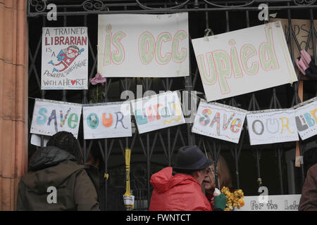 London, UK. 6. April 2016. Menschen versammeln sich drausen Carnegie-Bibliothek in Südlondon aus Protest gegen Lambeth Beschluss des Rates es wiederum zu einem Fitness-Studio. Bildnachweis: Thabo Jaiyesimi/Alamy Live-Nachrichten Stockfoto