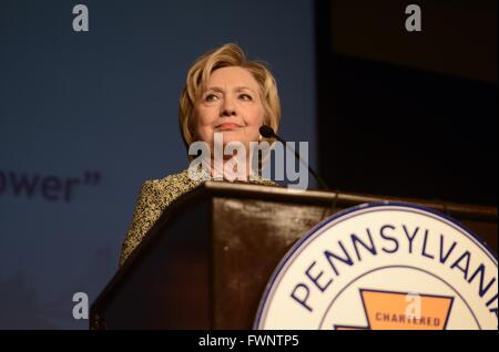 Philadelphia, PA, USA. 6. April 2016. Mit drei Wochen an der Pennsylvania Primärstromkreise HILLARY CLINTON spricht während der 6. April 2016 Pennsylvania AFL-Convention in Center City Philadelphia, PA. Bildnachweis: Bastiaan Slabbers/ZUMA Draht/Alamy Live-Nachrichten Stockfoto