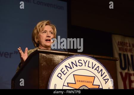 Philadelphia, PA, USA. 6. April 2016. Mit drei Wochen an der Pennsylvania Primärstromkreise HILLARY CLINTON spricht während der 6. April 2016 Pennsylvania AFL-Convention in Center City Philadelphia, PA. Bildnachweis: Bastiaan Slabbers/ZUMA Draht/Alamy Live-Nachrichten Stockfoto