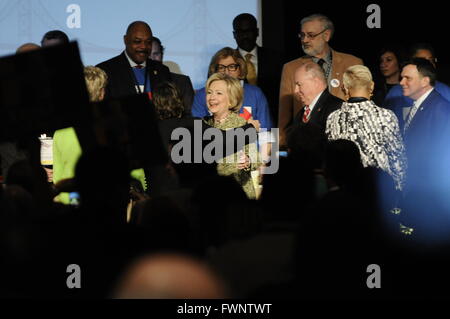 Philadelphia, PA, USA. 6. April 2016. Mit drei Wochen an der Pennsylvania Primärstromkreise HILLARY CLINTON spricht während der 6. April 2016 Pennsylvania AFL-Convention in Center City Philadelphia, PA. Bildnachweis: Bastiaan Slabbers/ZUMA Draht/Alamy Live-Nachrichten Stockfoto