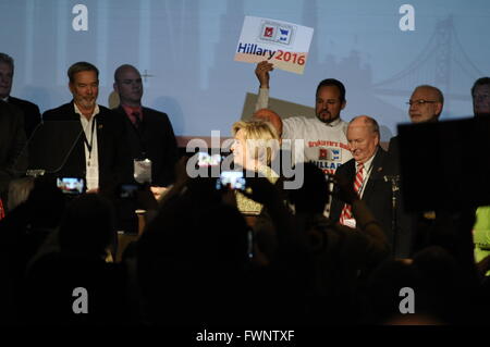 Philadelphia, PA, USA. 6. April 2016. Mit drei Wochen an der Pennsylvania Primärstromkreise HILLARY CLINTON spricht während der 6. April 2016 Pennsylvania AFL-Convention in Center City Philadelphia, PA. Bildnachweis: Bastiaan Slabbers/ZUMA Draht/Alamy Live-Nachrichten Stockfoto