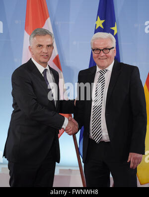 Berlin, Deutschland. 6. April 2016. Deutscher Außenminister Frank-Walter Steinmeier (R) erhält seinem Schweizer Amtskollegen Didier Burkhalter im Auswärtigen Amt in Berlin, Deutschland, 6. April 2016. Foto: RAINER JENSEN/Dpa/Alamy Live-Nachrichten Stockfoto