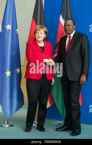 Berlin, Deutschland. 6. April 2016. Deutsche Bundeskanzlerin Angela Merkel (L) und Kenias Präsident Uhuru Muigai Kenyatta schütteln Hände auf einer Pressekonferenz nach Gesprächen im Bundeskanzleramt in Berlin, Deutschland, 6. April 2016. Foto: BERND VON JUTRCZENKA/Dpa/Alamy Live-Nachrichten Stockfoto