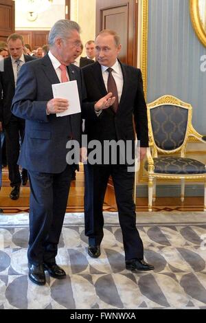 Moskau, Russland. 6. April 2016. Der russische Präsident Vladimir Putin geht mit Bundespräsident Heinz Fischer nach ihrer bilateralen Treffen im Kreml 6. April 2016 in Moskau, Russland. Bildnachweis: Planetpix/Alamy Live-Nachrichten Stockfoto