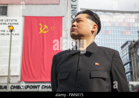 Berlin, Deutschland. 6. April 2016. Kim Jong Un-Imitator, Howard X aus Hong Kong, besuchte Berlin, bereisen die Hauptsehenswürdigkeiten zur Überraschung von Touristen und Einheimischen. Howard besuchte Deutschland um eine Anzeige zu Filmen für die beliebten deutschen TV-show "Schlag Den Star" mit einmali Elton.  Hier bin im Haus Checkpoint-Charlie-Museum mit der letzten Kreml-Flagge. Model Release verfügbar für Howard X. Credit: Julie Woodhouse/Alamy Live News Stockfoto