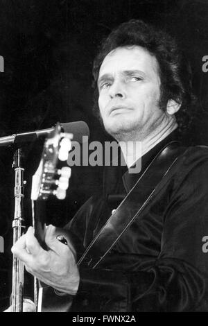 Datei. 6. April 2016. Country-Legende starb MERLE HAGGARD, wandte er sich 79 am Mittwoch. Haggard wurde 1994 in die Country Music Hall Of Fame aufgenommen. Er war bekannt für seinen 1969 Song Okie von Muskogee, zusammen mit Dutzenden anderen Nr. 1-Hits. Im Bild: Genaue Datum unbekannt - MERLE HAGGARD. © Globus Photos/ZUMAPRESS.com/Alamy Live-Nachrichten Stockfoto